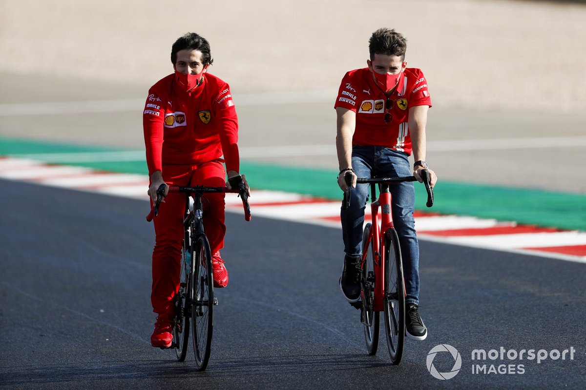 Charles Leclerc, Ferrari, fait son tour de piste à vélo