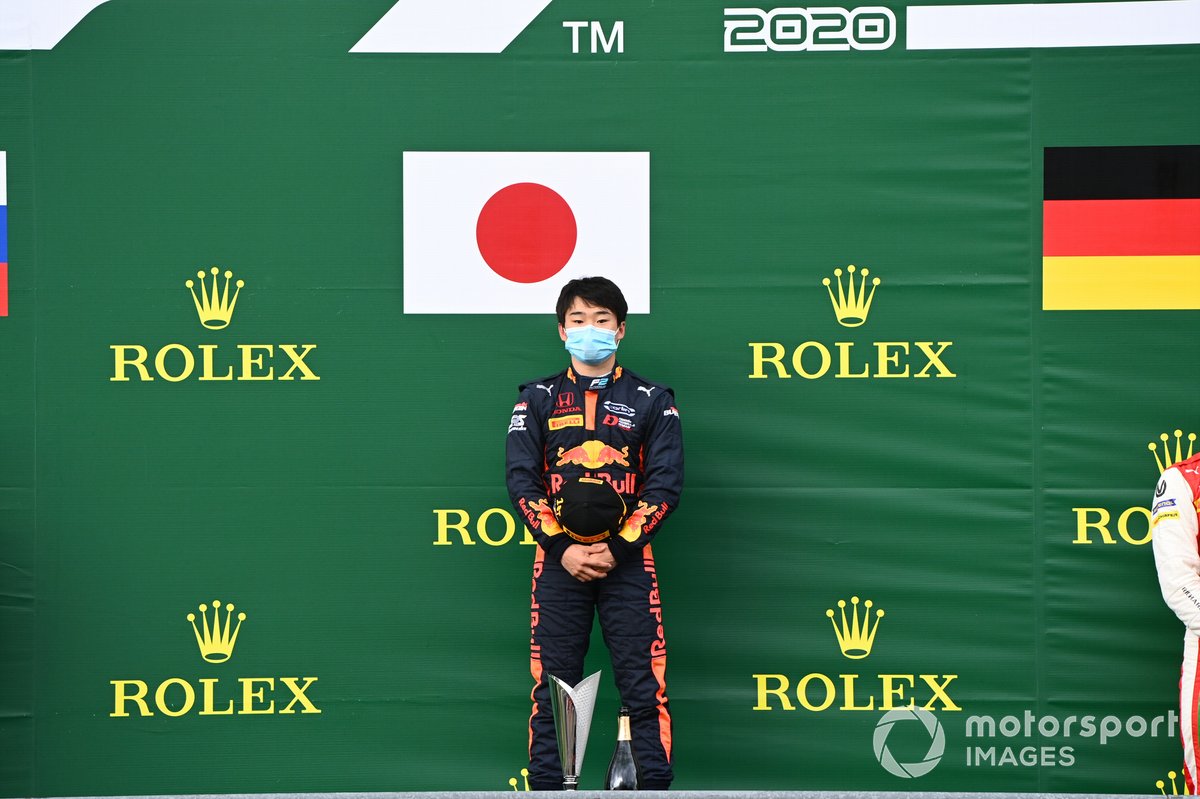 Yuki Tsunoda, Carlin, primo posto, sul podio
