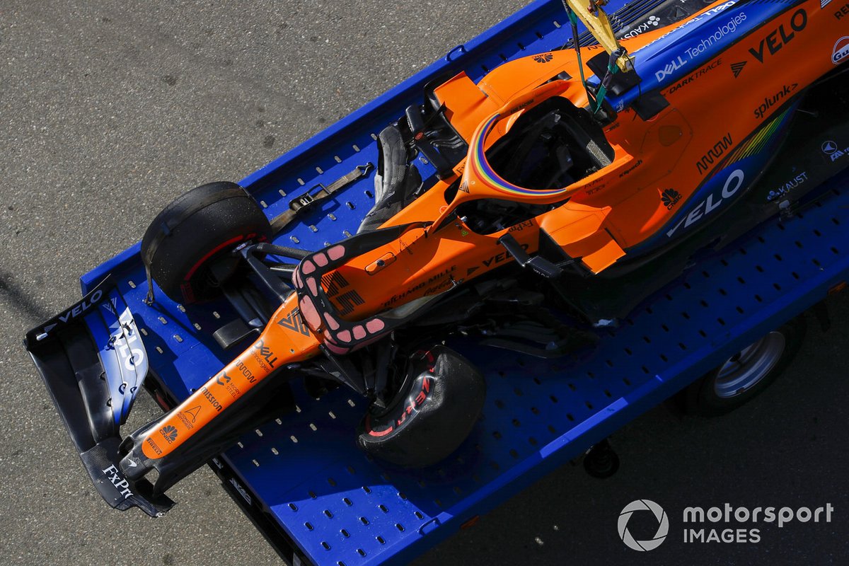 L'auto danneggiata di Carlos Sainz Jr., McLaren MCL35, sul carro attrezzi