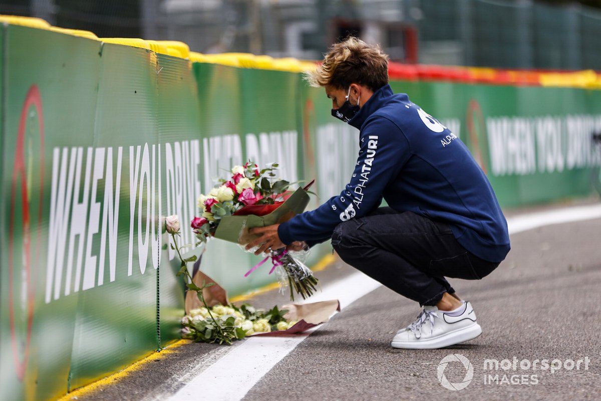 Pierre Gasly, Toro Rosso, deja flores en memoria de su amigo Anthoine Hubert, fallecido en Spa en 2019