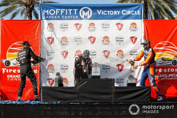 Podio: Ganador de la carrera Josef Newgarden, Team Penske Chevrolet, segundo lugar Patricio O'Ward, Arrow McLaren SP Chevrolet, y tercer lugar Scott Dixon, Chip Ganassi Racing Honda