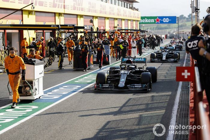 Lewis Hamilton, Mercedes F1 W11, Valtteri Bottas, Mercedes F1 W11, fuera de los pits para el reinicio