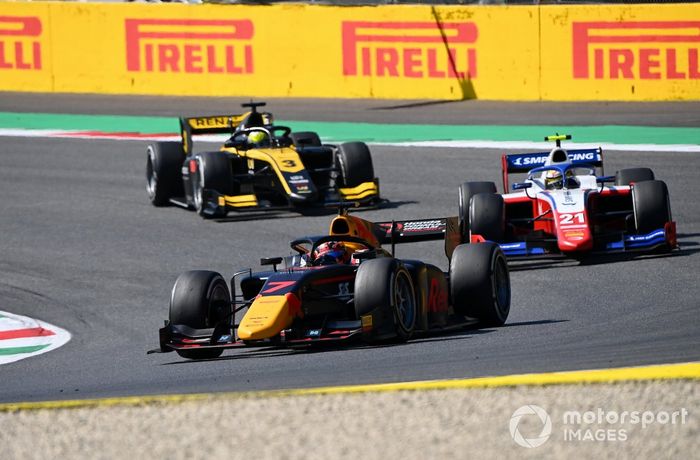 Yuki Tsunoda, Carlin precede Robert Shwartzman, Prema Racing e Guanyu Zhou, UNI-Virtuosi 