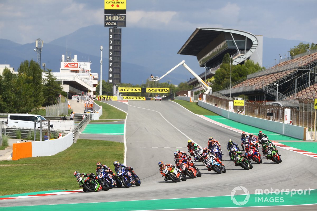 Jonathan Rea, Kawasaki Racing Team leads the start as Michael van Der Mark, Pata Yamaha pushes Toprak Razgatlioglu, Pata Yamaha