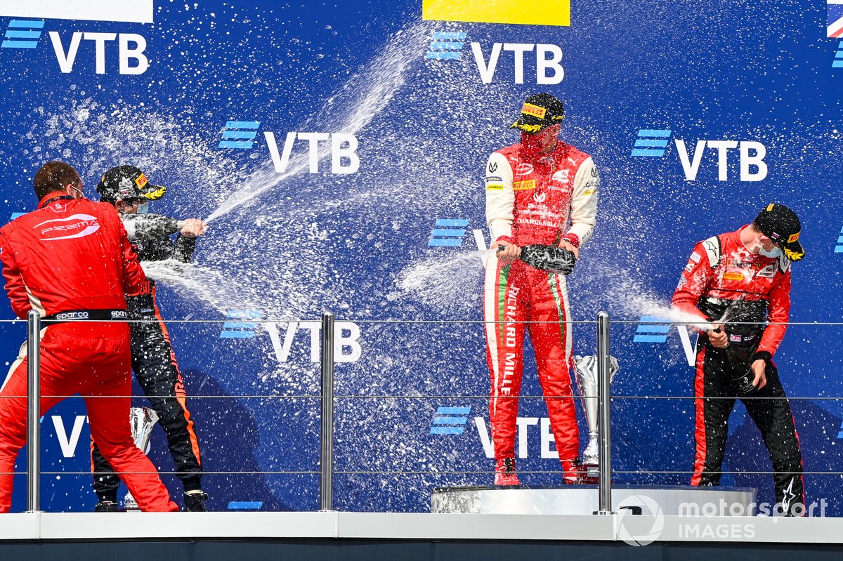 Podio: segundo lugar Yuki Tsunoda, Carlin, ganador Mick Schumacher, Prema Racing y tercer lugar Callum Ilott, UNI-Virtuosi