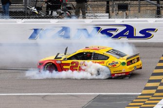 Race winner Joey Logano, Team Penske, Ford Mustang