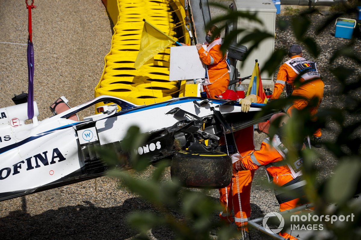 Monoplaza de George Russell, Williams FW43 es retirado después del choque