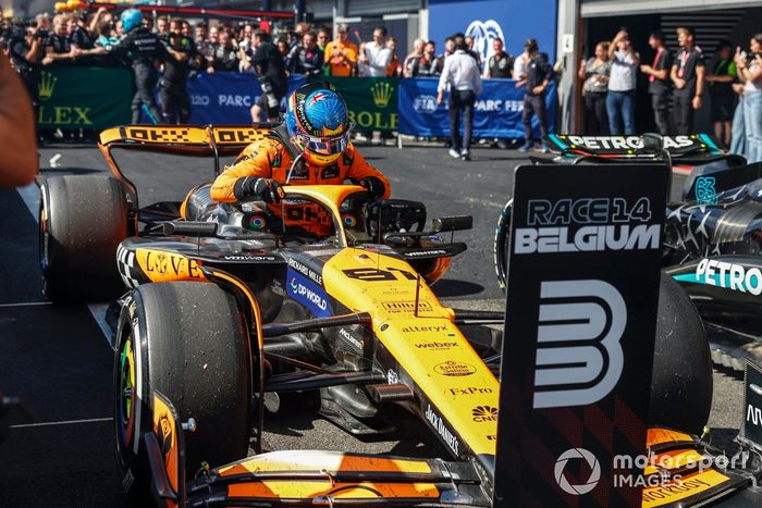 Oscar Piastri, McLaren MCL38, 3ª posición, llega a Parc Ferme