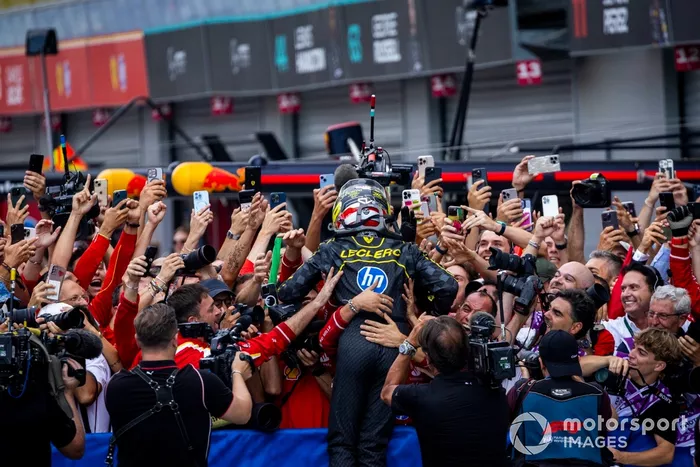 Charles Leclerc, Scuderia Ferrari, 1ª posición, celebra con su equipo a su llegada al Parc Ferme
