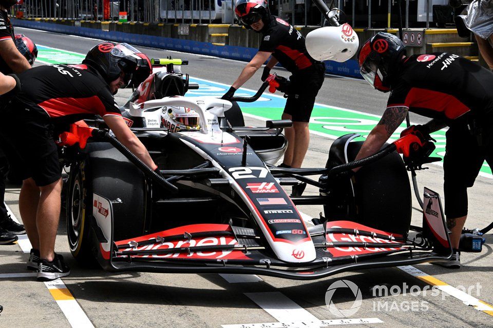 Equipo de boxes de Haas F1 con Nico Hulkenberg, Haas VF-24