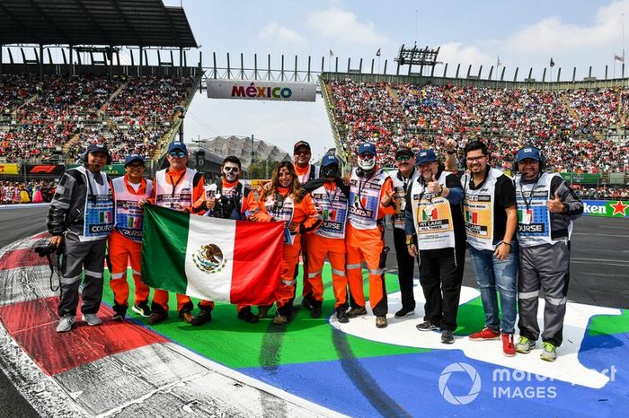 Un grupo de Marshals en el desfile de pilotos