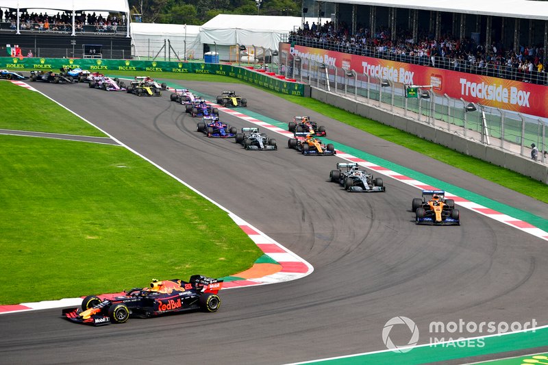 Alex Albon, Red Bull RB15, precede Carlos Sainz Jr., McLaren MCL34, Lewis Hamilton, Mercedes AMG F1 W10, Lando Norris, McLaren MCL34, Valtteri Bottas, Mercedes AMG W10, Max Verstappen, Red Bull Racing RB15, e il resto del gruppo, alla partenza