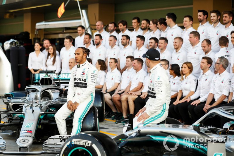 Lewis Hamilton, Mercedes AMG F1 y Valtteri Bottas, Mercedes AMG F1 posan para la foto de grupo