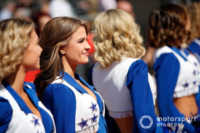 Le Cheerleaders dei Dallas Cowboys intrattengono il pubblico