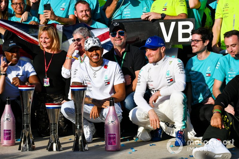 Lewis Hamilton, Mercedes AMG F1, Valtteri Bottas, Mercedes AMG F1, y el equipo Mercedes lo celebra