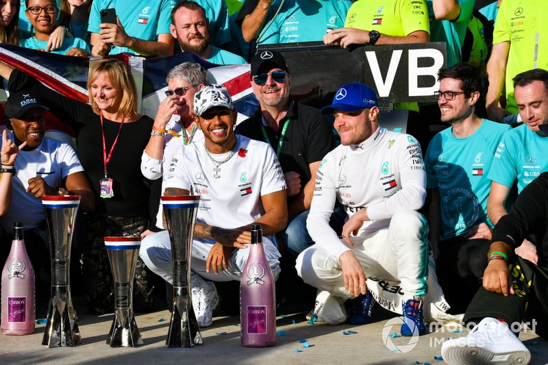 Lewis Hamilton, Mercedes AMG F1, secondo classificato, Valtteri Bottas, Mercedes AMG F1, primo classificato, e il team Mercedes festeggiano