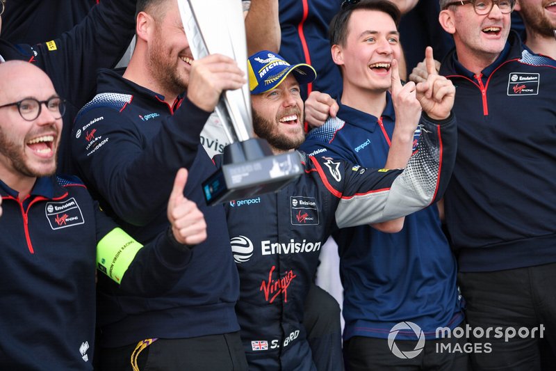 Il vincitore della gara Sam Bird, Virgin Racing, festeggia con il suo team