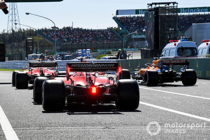 Charles Leclerc, Ferrari SF90, Carlos Sainz Jr., McLaren MCL34, Sebastian Vettel, Ferrari SF90, en el pit lane al inicio de la sesión de clasificación