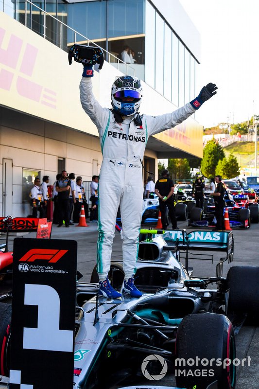El ganador de la carrera Valtteri Bottas, Mercedes AMG F1 celebra en el Parc Ferme