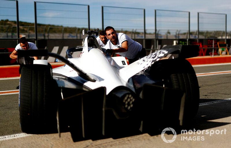 Mechanics push Edoardo Mortara, Venturi, EQ Silver Arrow 01 back into the garage