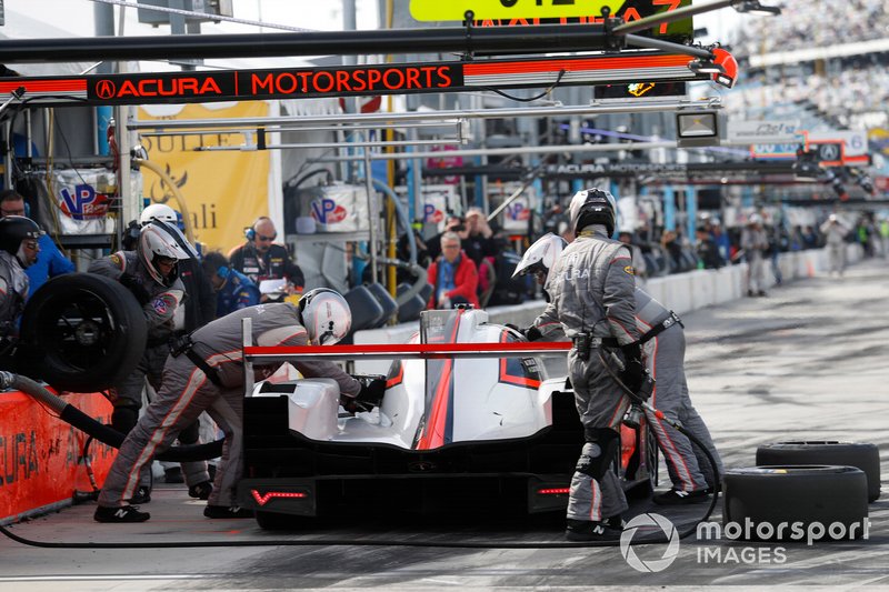 #7 Acura Team Penske Acura DPi, DPi: Helio Castroneves, Ricky Taylor, Alexander Rossi, pit stop