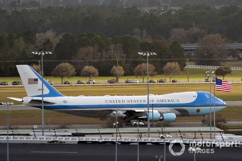 Donald J Trump, el Presidente de Estados Unidos y Grand Marshall para la Daytona 500 se va en su Air Force One