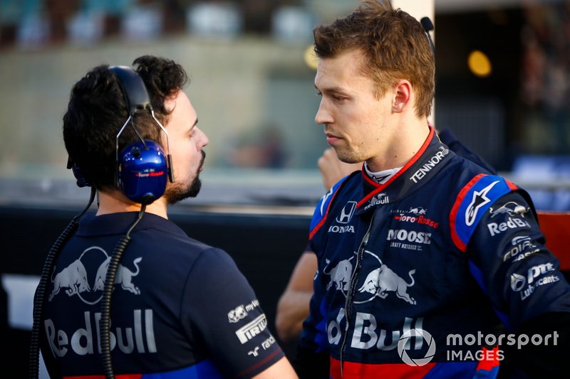 Даниил Квят с одним из инженеров Toro Rosso