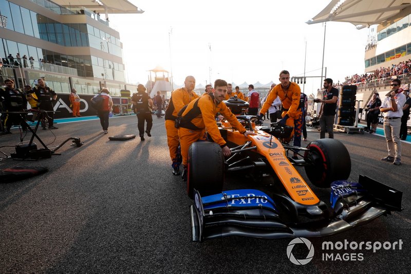 Carlos Sainz Jr., McLaren MCL34, arriva sulla griglia