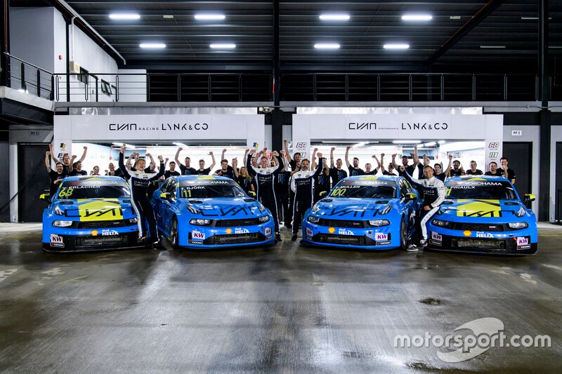 Il team Lynk & Co Cyan Racing festeggia il Mondiale