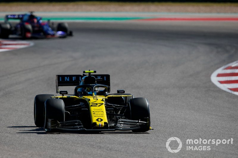 Nico Hulkenberg, Renault F1 Team R.S. 19, devant Daniil Kvyat, Toro Rosso STR14