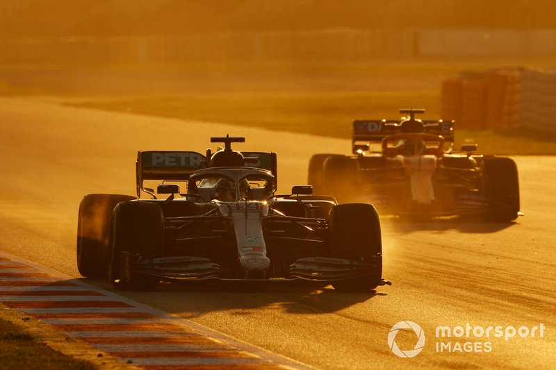 Lewis Hamilton, Mercedes F1 W11 EQ Power+, Carlos Sainz, McLaren MCL35