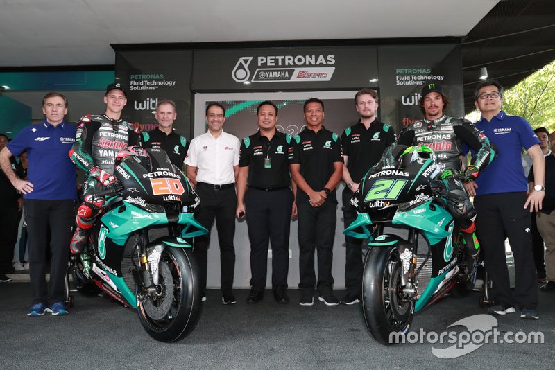 Fabio Quartararo e Franco Morbidelli com a equipe da Petronas Yamaha