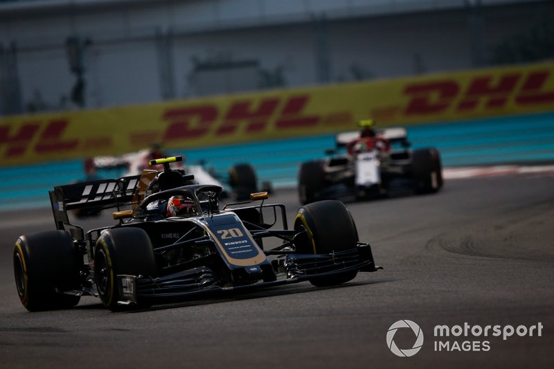 Kevin Magnussen, Haas F1 Team VF-19, precede Antonio Giovinazzi, Alfa Romeo Racing C38