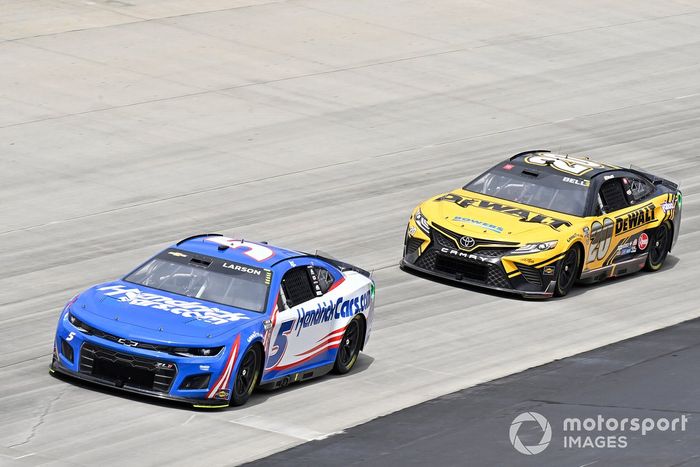 Kyle Larson, Hendrick Motorsports, HendrickCars.com Chevrolet Camaro, Christopher Bell, Joe Gibbs Racing, DeWalt Toyota Camry