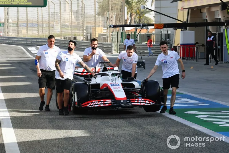 Mecánicos en pit lane con el coche de Pietro Fittipaldi, Haas VF-22


