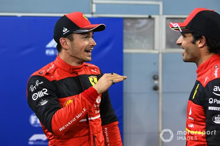 Charles Leclerc, Ferrari, hablando con Carlos Sainz Jr., Ferrari