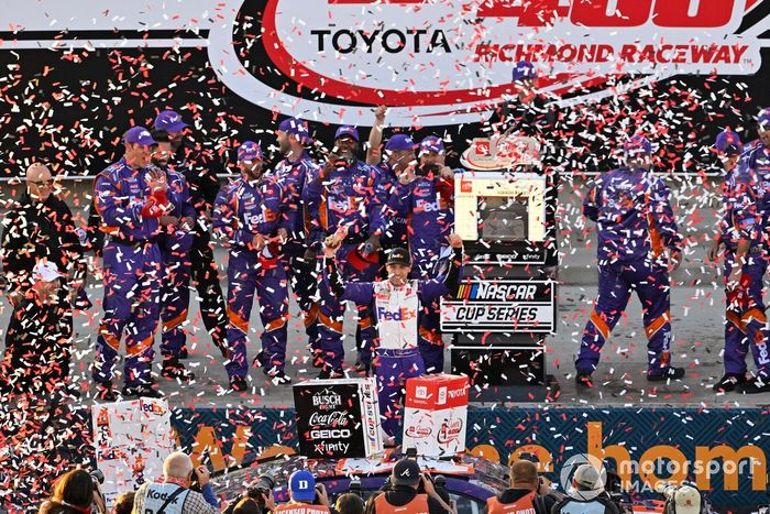 Ganador Denny Hamlin, Joe Gibbs Racing, FedEx Express Toyota Camry