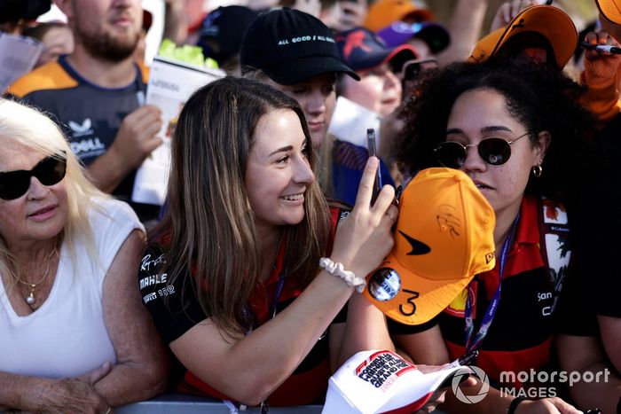 Aficionados esperan a los pilotos