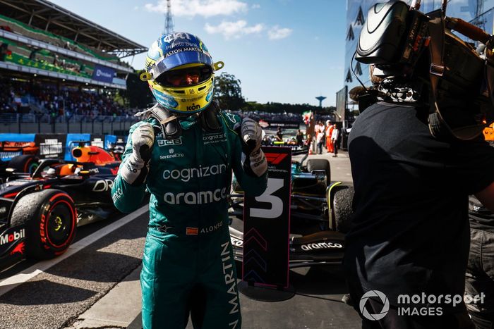 Fernando Alonso, Aston Martin F1 Team, 3ª posición, celebra su llegada al Parc Ferme
