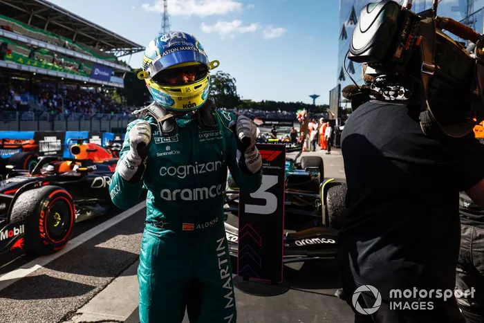 Fernando Alonso, Aston Martin F1 Team, 3ª posición, celebra su llegada al Parc Ferme