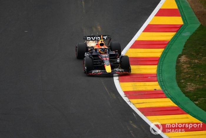 Sergio Pérez, Red Bull Racing RB18, echa chispas