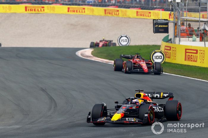 Max Verstappen, Red Bull Racing RB18, Charles Leclerc, Ferrari F1-75, Carlos Sainz, Ferrari F1-75