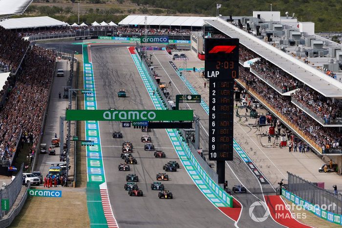 Max Verstappen, Red Bull Racing RB18, Carlos Sainz, Ferrari F1-75, Lewis Hamilton, Mercedes W13, George Russell, Mercedes W13, Lance Stroll, Aston Martin AMR22, Lando Norris, McLaren MCL36, el resto en la salida