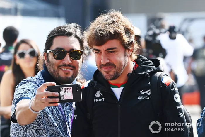 Fernando Alonso, del equipo Alpine F1, llega al paddock