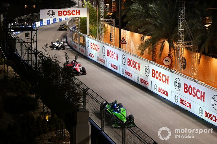 Sebastien Buemi, Envision Racing, Jaguar I-TYPE 6, Jake Dennis, Andretti Autosport, Porsche 99 X Electric Gen3, Sam Bird, Jaguar Racing, Jaguar I-TYPE 6