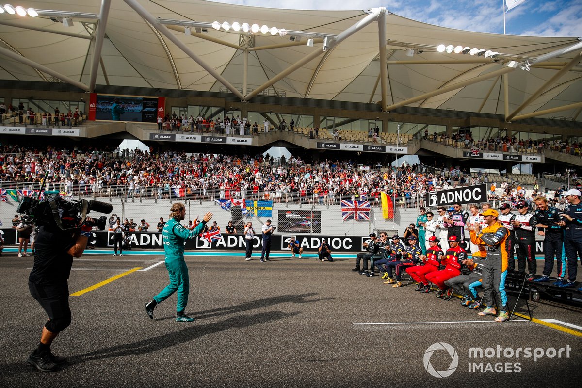 Sebastian Vettel, Aston Martin, es saludado por los otros 2022 pilotos de F1 en la parrilla