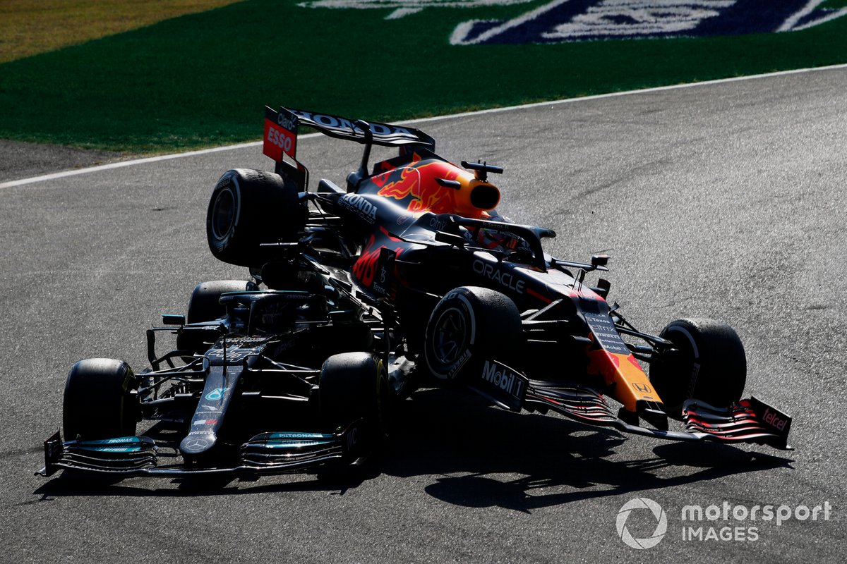 Lewis Hamilton, Mercedes W12, y Max Verstappen, Red Bull Racing RB16B chocan durante la carrera