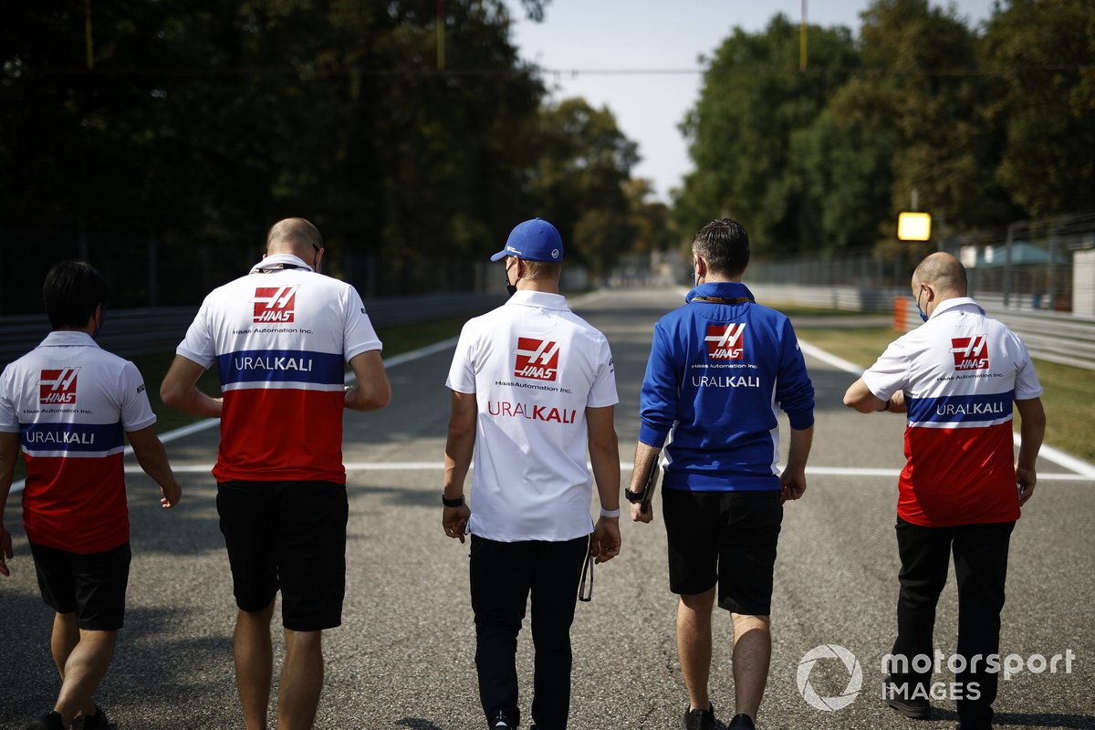 Mick Schumacher (Haas VF-21) durante el track-walk