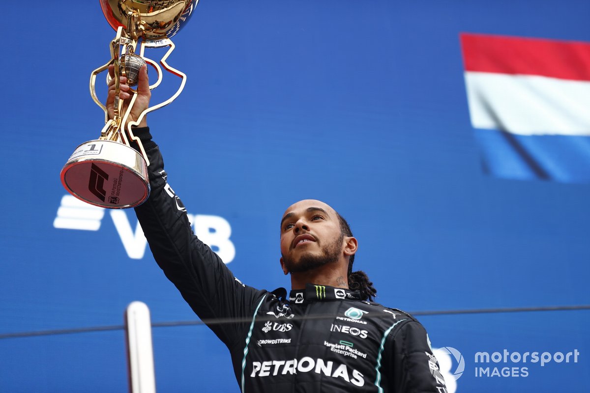 Lewis Hamilton, Mercedes, primo classificato, solleva il suo trofeo