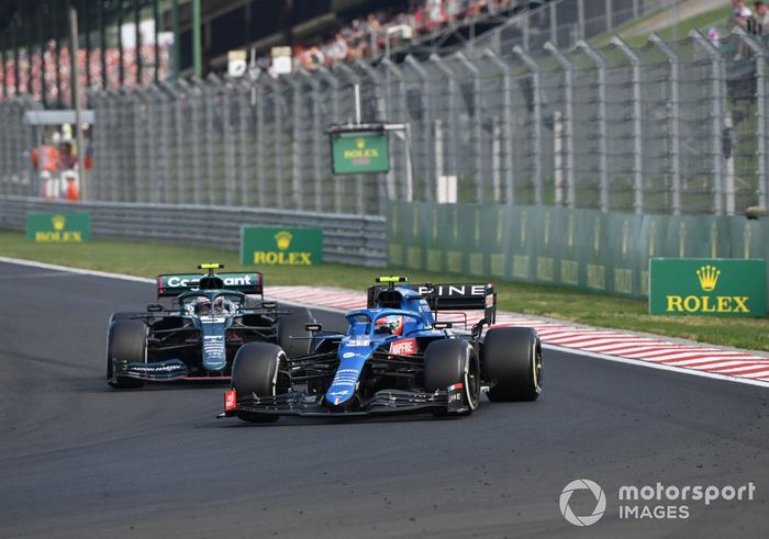 Esteban Ocon, Alpine A521, Sebastian Vettel, Aston Martin AMR21